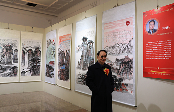 李松晨主任参观参展作品.JPG